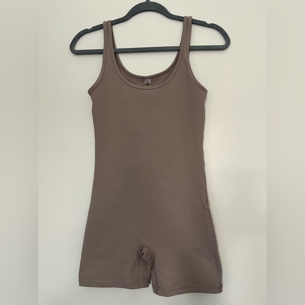 Aritzia | TnAction TnaLIFE Shake-It 5” Romper